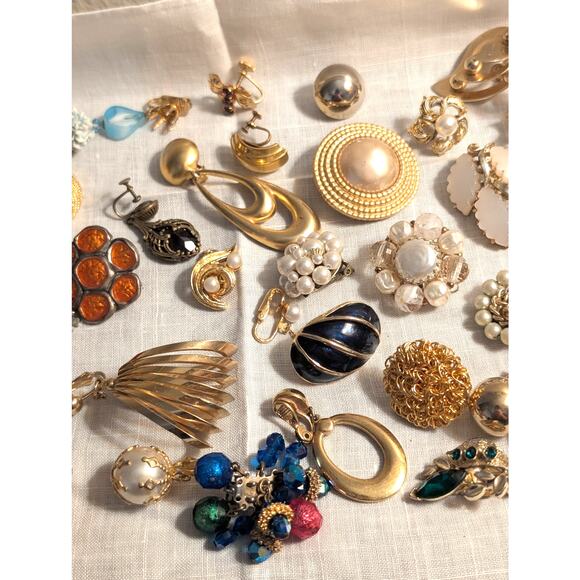 Lot of Vintage Gold Tone Clip On Screw Back Single Earrings - Picture 6 of 9